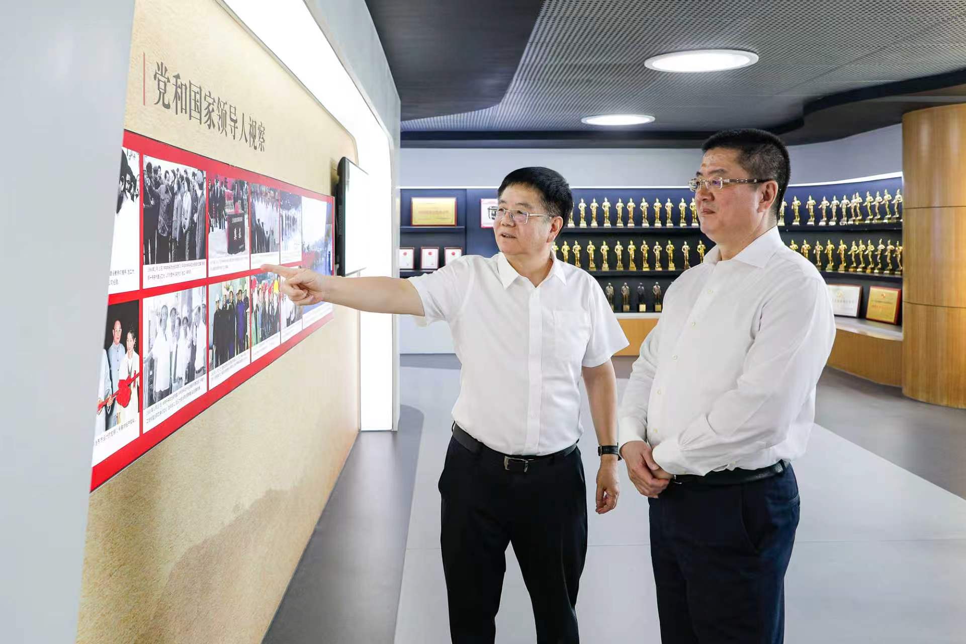 4-李仲泽参观上海宝冶企业展厅