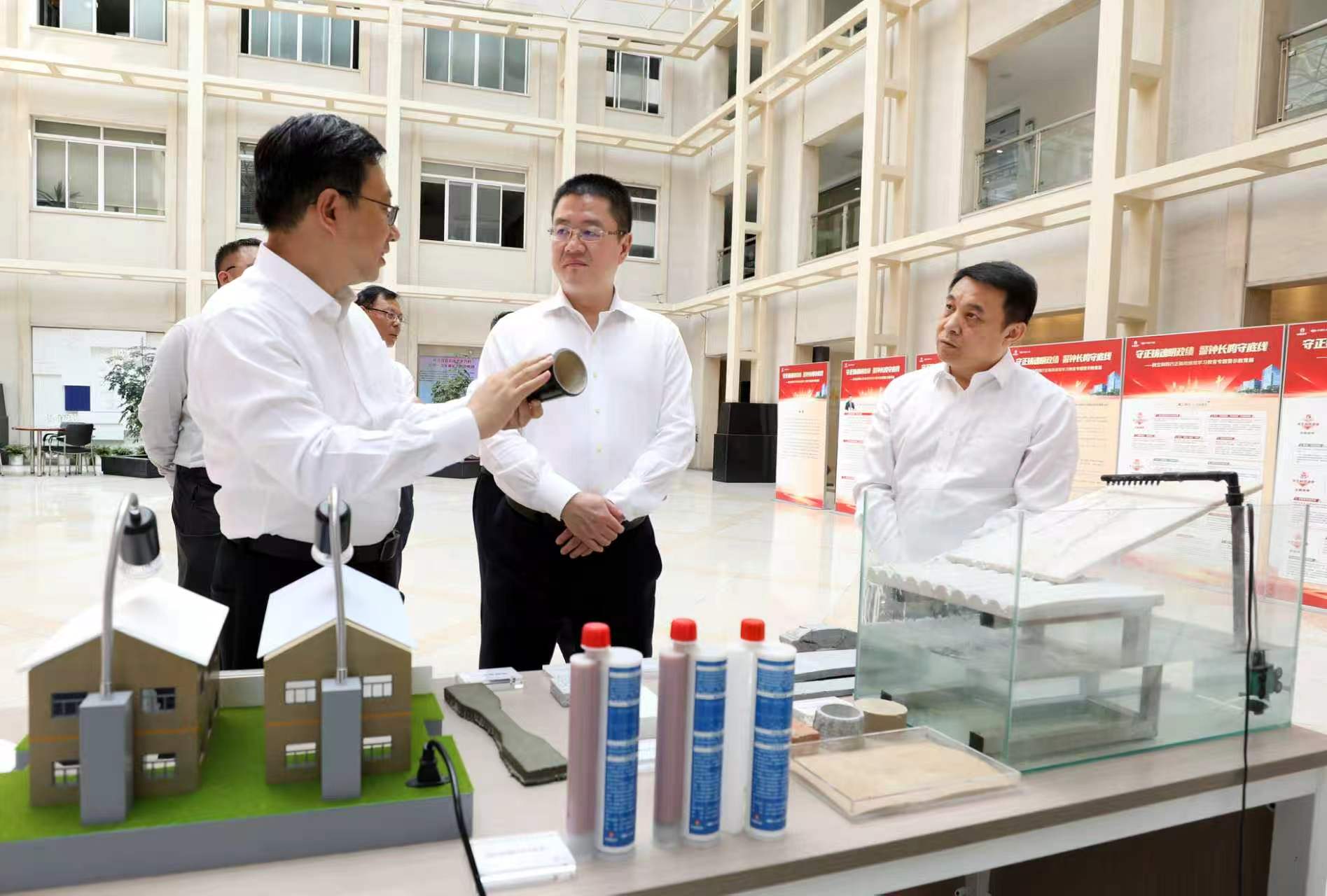 6-李仲泽调研中国二十冶自研新材料性能
