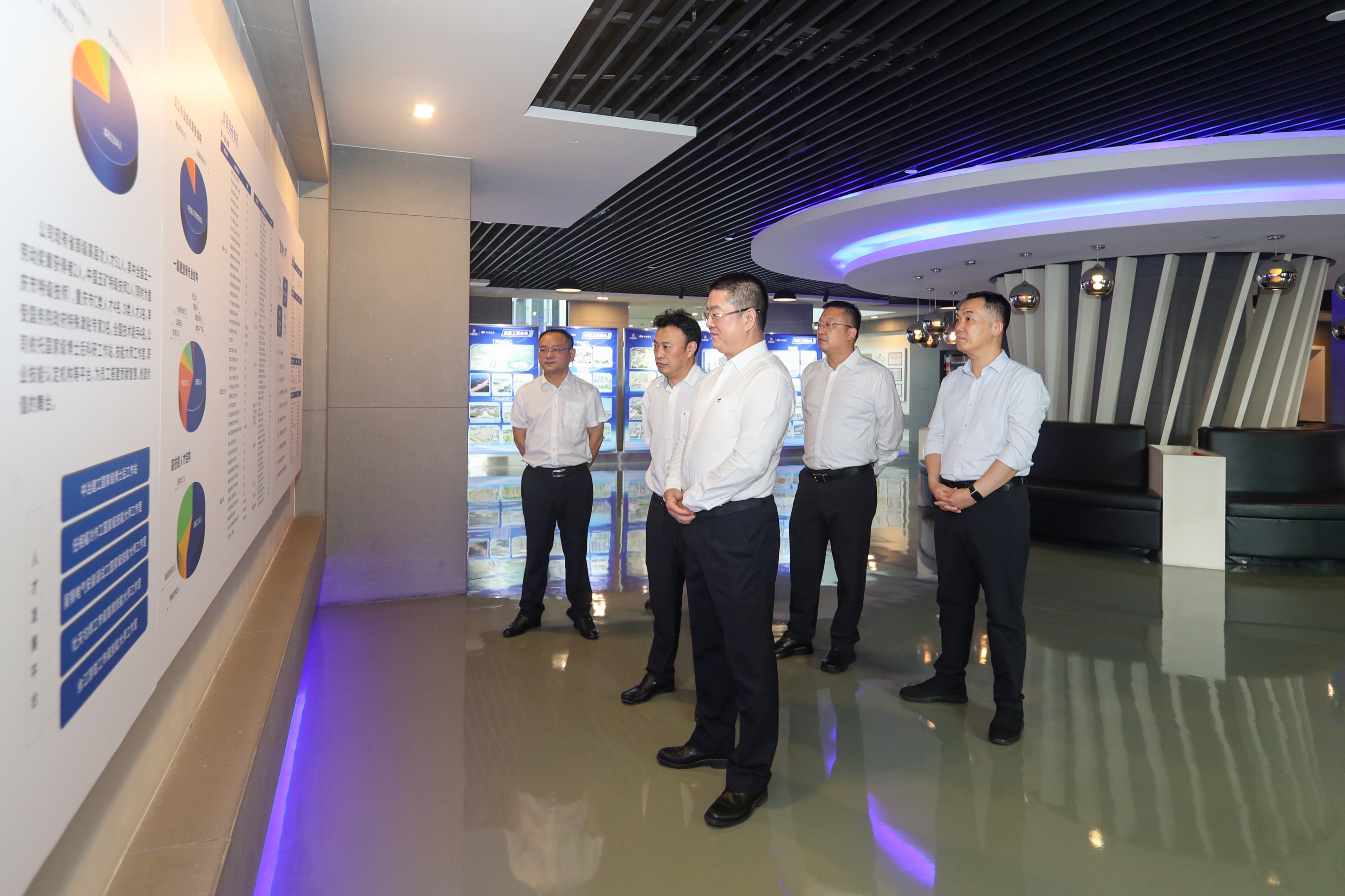 李仲泽参观中冶建工企业展厅